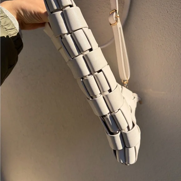 Elegant White Woven Shoulder Bag - Picture 9 of 16